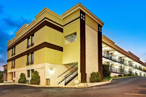 Super 8 by Wyndham Raleigh Downtown South image 23