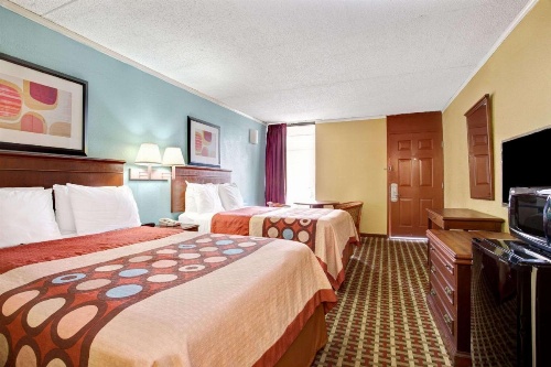 Super 8 by Wyndham Raleigh Downtown South image 27